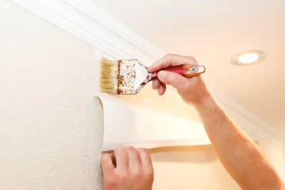 Pose de papier peint à Gomené — revêtements muraux et toiles de verre